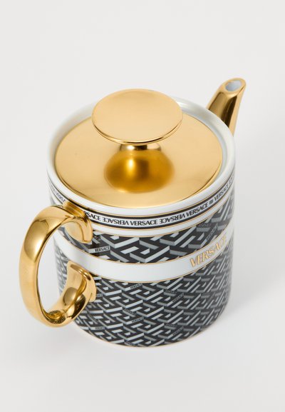 Porcelanowy czajnik z czarnym geometrycznym wzorem i złotymi akcentami. Posiada okrągłą pokrywkę, krótki dzióbek oraz złoty uchwyt.