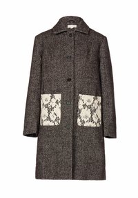 Rock i mörkgrå ull med fiskbensmönster, med två krämfärgade spetsfickor och en klassisk krage. Fem svarta knappar framtill.