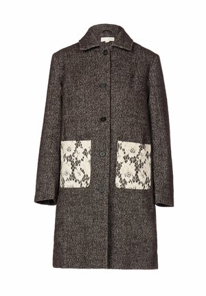 Herringbone-mustriline tumehallast villast mantel, millel on kaks kreemjat pitsist taskut ja klassikaline krae. Esiküljel viis musta nööpi.