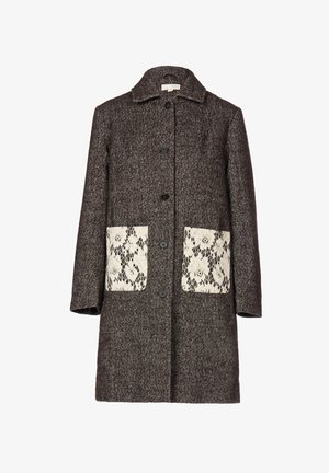 Herringbone-mustriline tumehallast villast mantel, millel on kaks kreemjat pitsist taskut ja klassikaline krae. Esiküljel viis musta nööpi.