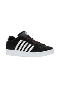 Zapatillas de ante negras con suela de goma blanca, que presentan tres franjas blancas y cordones marrones. Logo en la lengüeta y detalle de talón en contraste.