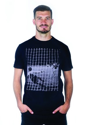 Zwart katoenen t-shirt met een zwart-wit grafiek van een voetbaldoelpunt scène met een net-overlay. Korte mouwen en ronde halslijn.