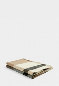 Sciarpa in lana piegata con strisce orizzontali beige, crema, grigio e nera e bordi frangiati su uno sfondo bianco.