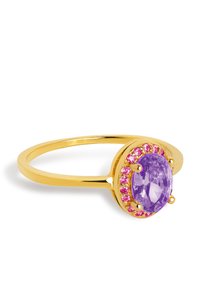 Bague en or avec une grande pierre ovale violette, entourée de pierres précieuses roses. Anneau lisse et poli au design simple et élégant.