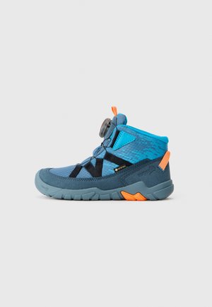 Blauwe en grijze mid-tops wandelschoen met zwarte banden, oranje trekkoorden en een draaiknop vetersysteem, ontworpen voor buitengebruik met Gore-Tex voering.