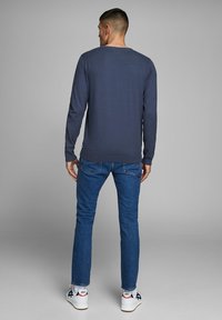 Jack & Jones JJEBASIC CREW NECK NOOS - Striktrøje - blue
