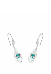 Pendientes de gancho de plata con cristales facetados en forma de lágrima de múltiples colores y pequeñas piedras claras en los ganchos.