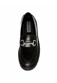 Mocassini neri in vernice con un accentuato fibbia argentata, punta rotonda e cuciture in rilievo su una spessa suola in gomma nera.