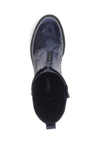 Botines de tobillo azul marino con una textura brillante, que presentan un cierre lateral de cremallera y una plantilla acolchada. Suela de goma con un ligero relieve para mayor agarre.