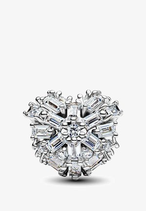 Gioiello d'argento a forma di cuore con numerosi gemme chiare rettangolari e rotonde disposte in un motivo floreale a grappolo.