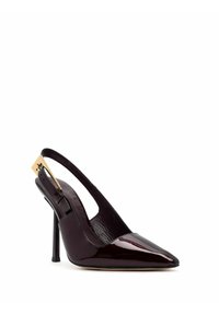 Zapato de tacón alto tipo slingback en cuero patent burdeos oscuro, con punta afilada y un brillante detalle de hardware dorado en la correa del tobillo.