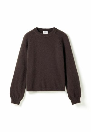 Tmavohnedý sveter s dlhými rukávmi a okrúhlym výstrihom, s rebrovanými manžetami a lemom, vyrobený z mäkkej, textúrovanej látky, položený na bielom pozadí.