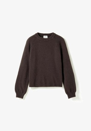 Dunkelbrauner Langarmpullover mit Rundhalsausschnitt, Rippbündchen an Ärmeln und Saum, aus weichem, strukturiertem Stoff, flach auf weißem Hintergrund liegend.