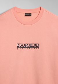 Rosa Baumwoll-T-Shirt mit rundem Halsausschnitt, geripptem Kragen und einem schwarzem, im Zentrum aufgedrucktem "NAPAPIRRI geographic"-Logo.