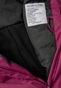 Vedenne přilnavá bunda uvnitř tmavě šedá s měkkou černou fleecovou podšívkou; označena pokyny k údržbě a vlastnostmi jako "prodyšná" a "recyklovaná."