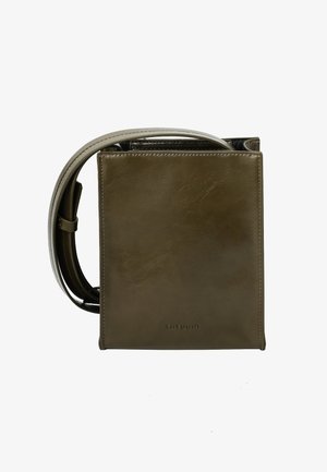 Maslinasto zelena kožna torba u obliku pravokutnika, glatke teksture, s kratkom ručkom. Na prednjoj strani se nalazi utisnuti naziv brenda.