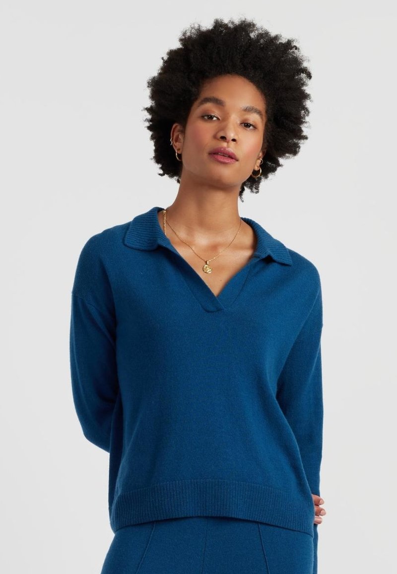 Blauwe pullover trui met een kraag, lange mouwen en een geribde onderkant. Gemaakt van een zacht materiaal met een gladde textuur.