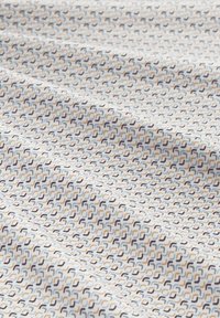 Patroonstof met in elkaar vergrendelde vormen in navy, beige en lichtblauw op een witte achtergrond, met een gladde, lichtgewicht textuur.