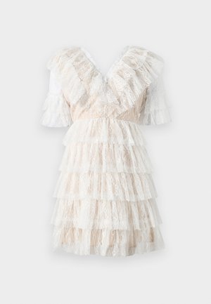 Abito in pizzo con balze a strati, dotato di scollatura a V e maniche corte in trasparenza a farfalla. Il colore è beige chiaro con dettagli bianchi.