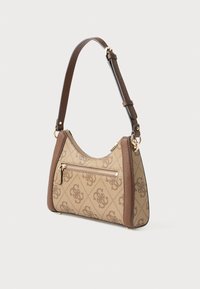 Geantă mică de umăr, de culoare tabac, dintr-un material texturat, cu un model de logo, accente din piele maro și un buzunar frontal cu fermoar. Detalii din metal auriu.