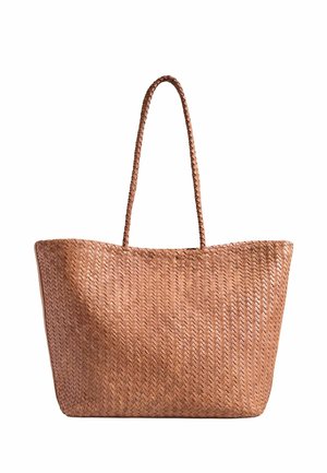 Bolso tote de cuero marrón tejido con asas largas trenzadas y una forma rectangular espaciosa, mostrado sobre un fondo blanco.