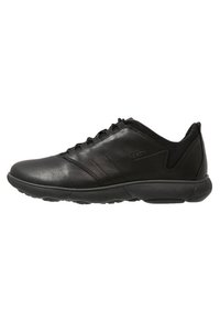 Scarpe sportive in pelle nera con finitura liscia, punta tonda e dettagli in rete. Presentano una suola imbottita e un design di allacciatura minimalista.