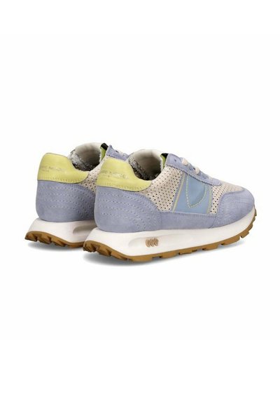 Lyseblå og gule sneakers med mesh og ruskindsmateriale, teksturerede detaljer, en hvid mellemsål og en brun gummisål.