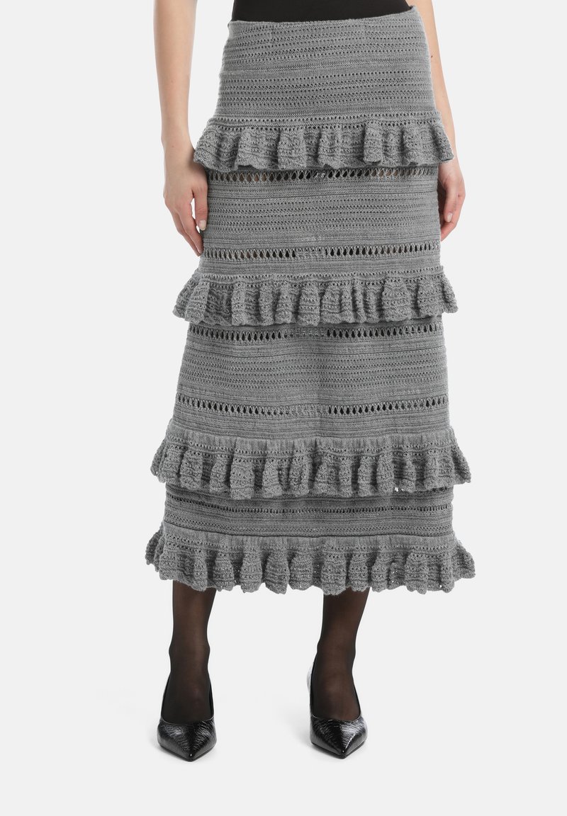 Fustă maxi gri din croșetă, cu straturi volan și modele cu țesătură deschisă, având un talie ajustată și finisaj texturat.