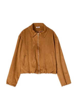 Giacca marrone in camoscio con zip, maniche lunghe, colletto, tasche laterali e orlo elasticizzato su sfondo bianco.