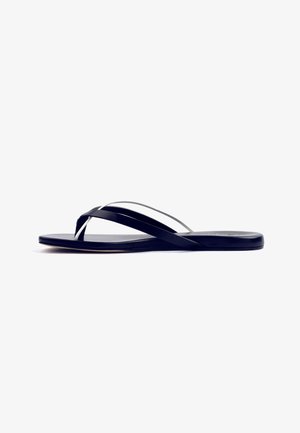 Schwarze Flip-Flop-Sandale mit schmalen Riemen, ausgestattet mit einem matten Finish und einer flachen Sohle. Das Riemendesign enthält einen hellgrauen Akzent.