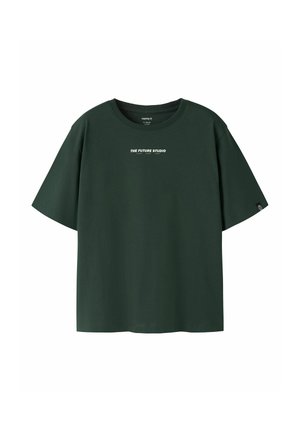 Donkergroene T-shirt met korte mouwen en ronde hals en witte tekst "THE FUTURE STUDIO" gedrukt middenvoor.