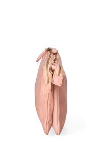 Clutch bag in pelle rosa con due scomparti con zip, hardware dorato, design piatto, texture liscia e dettagli di cucitura minimi.
