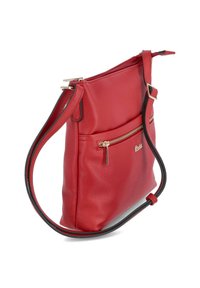 Rote Leder-Schultertasche mit strukturierter Oberfläche, verstellbarem Schultergurt und einer vorderen Reißverschlusstasche. Akzente in Goldton.