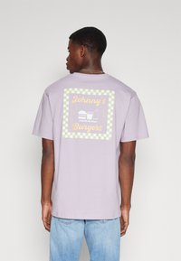 Denim Project JOHNNY´S BURGERS TEE - Marškinėliai su spaudiniu - lavender aura