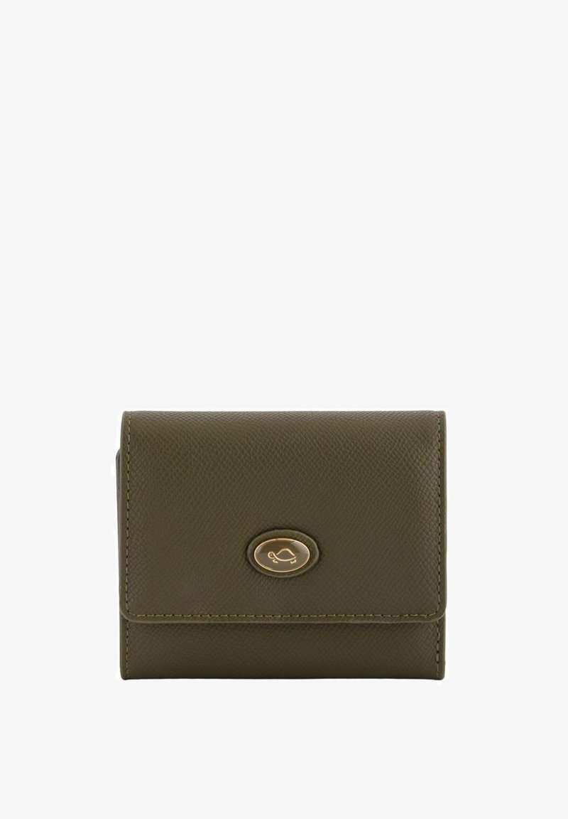 Cartera de cuero verde oliva con acabado texturizado, acentos en dorado y detalle del logo ovalado en la parte frontal. Diseño de tres pliegues.