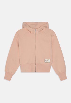 Hellrosa Kapuzenpullover mit langen Ärmeln, Frontreißverschluss und Calvin Klein Jeans Logo-Patch auf der unteren linken Seite.