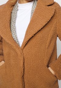 Vero Moda Petite Vinterjacka - camel