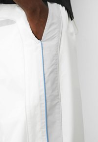 Bershka Tygbyxor - white