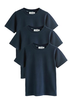 Drei einfarbige dunkelblaue Kurzarm-T-Shirts gestapelt, jeweils mit rundem Halsausschnitt und Clarks Markenetikett innen.