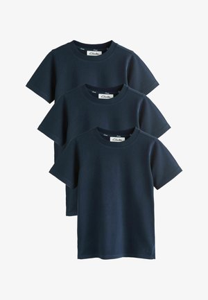Drie effen donkerblauwe T-shirts met korte mouwen opgestapeld, elk met een ronde halslijn en een binnenlabel van het merk Clarks.