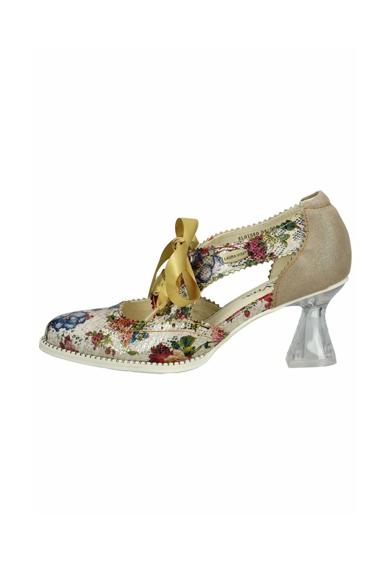 Zapato de tacón alto con estampado floral y tacón de bloque transparente con acentos beige. Presenta un diseño con cordones y una cinta amarilla.