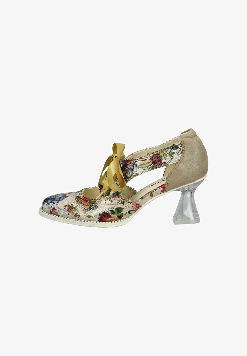 Zapato de tacón alto con estampado floral y tacón de bloque transparente con acentos beige. Presenta un diseño con cordones y una cinta amarilla.