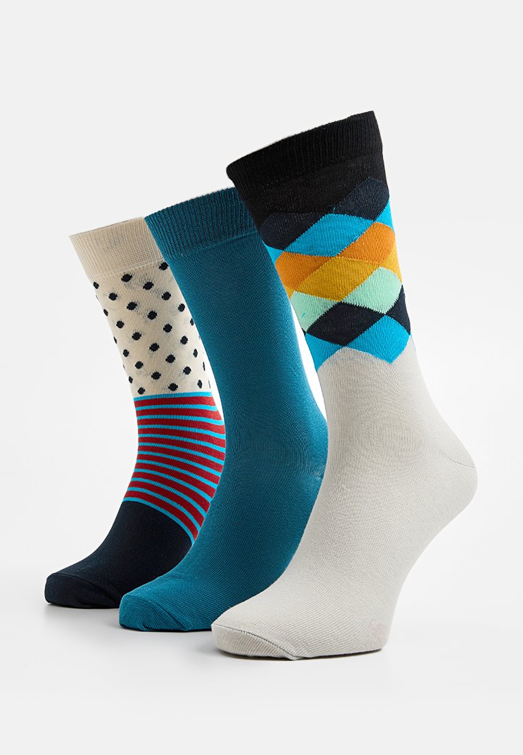 Drie paar sokken: crèmekleurig met stippen, teal met rode strepen en een geometrisch patroon in zwart, blauw en oranje. Katoen materiaal, midden kuit lengte.