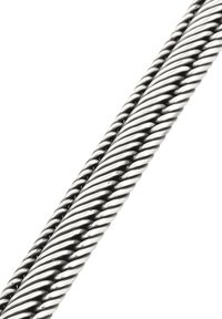 Verdrehte Metallkabel, silberne Farbe, glatte Textur mit glänzender Oberfläche, mit eng gedrehten Strängen für Stärke und Flexibilität.