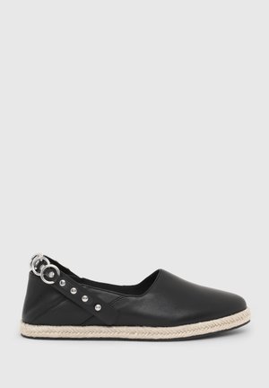 Espadrille en cuir noir avec une semelle plate, ornée d'un contour en jute tressé, d'une sangle réglable avec des accessoires en argent et de détails perforés.