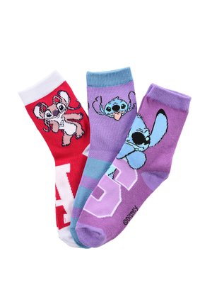 Drei Paare bunter Baumwollsocken mit Cartoon-Charakteren. Rote Socke mit weißen Akzenten und einem Charakter, blaue mit Streifen und lila mit Mustern.