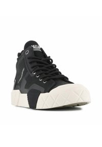 Høyt topp sneaker med overdel i svart tekstil, gummisåle og geometrisk hvit yttersåle. Har svarte snørebånd og en logo på tungen.