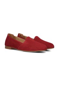 Suède loafers in felrood, met een ronde neus en een lage houten hak. Gladde textuur en minimalistisch ontwerp zonder hardware.