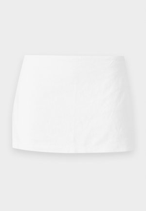 Hvit mini-kjole laget av glatt stoff. Rett snitt med et enkelt design, ingen synlige mønstre eller maskinvare, med en ren, minimalistisk estetikk.