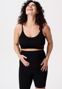 Svart ribbad crop top med justerbara axelremmar som matchas med högmidjade ribbade shorts, båda tillverkade av mjuk, stretchig tyg.